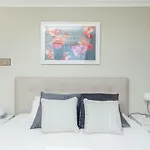 Spacious Newly Redecorated 5Bd Family Home