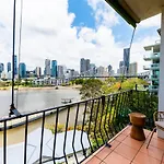 Riverside 2 Bedroom Apartment With Parking