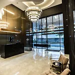 1Br Apt With Parking And Pool Near Shops