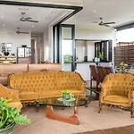 Beautiful Modern Home In Heart Of New Farm