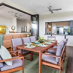 Beautiful Modern Home In Heart Of New Farm