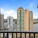 Cosy 1-Bed With River Views Pool Gym & Bbq