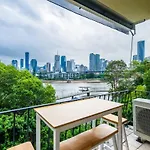 Riverside Apartment With City & Story Bridge View