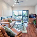 Beautiful Modern Home In Heart Of New Farm