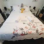 Amazing City Location-Private Room In A Share House-2 Rooms Available!!