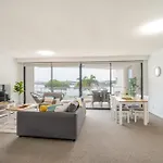 Riverside Retreat! Beautiful Water Views! - New Farm