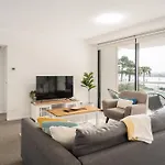 Riverside Retreat! Beautiful Water Views! - New Farm