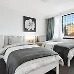 Amazing Astor Apartment ~ 5 Mins Brisbane Cbd