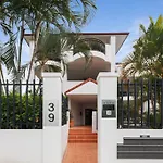 Spacious 2 Bed/2 Bath Garden Apartment Aircon