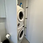 Stylish 1-Bed With Pool, Gym & Free Parking
