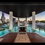 Stylish 1-Bed With Pool, Gym & Free Parking