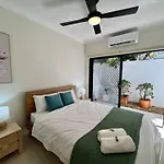 2-Bed Unit With Large Backyard, Bbq & Parking