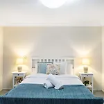 Carindale Family Home/Close To Westfield & Highway