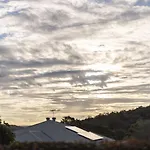 Carindale Family Home/Close To Westfield & Highway