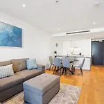 Sophisticated 2-Bed With Pool & Gym