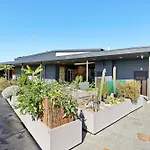 Elegant Inner-City 1-Bed With Rooftop Dining