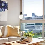 Elegant Inner-City 1-Bed With Rooftop Dining