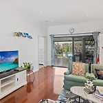 Artistic Queenslander With Park Views - Near City!
