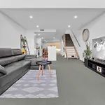 Entire 2 Bedroom Penthouse With Carpark