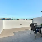Newly Spacious Top Floor Good View Apartment