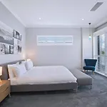 The Stuart Tri Level Luxury With Poolside Dining