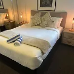 Discover Urban Bliss In Our 1-Bedroom Apartment! City Views And Cultural Gems