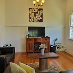 The Indooroopilly Queenslander - 4 Bedroom Family Home - Private Pool - Wifi - Netflix