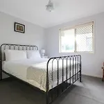 Leafy Retreat Townhouse Near Airport & City