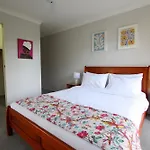 Leafy Retreat Townhouse Near Airport & City