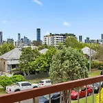 Spacious 3Brm Close To Gabba With Car Park & Wifi