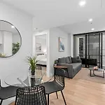Stylish Apt With King Bed, Gym, Pool