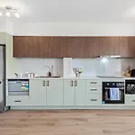 Bright Apt With Car Park - 200M From Main Hub