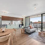 Bright Apt With Car Park - 200M From Main Hub