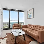 Central Cbd 2Br With Breathtaking Views, Pool & Gym