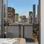 Bright And Modern Apt With Balcony, King Bed And Parking