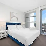 Spacious Portside Apt With Car Park, Bath And Balcony