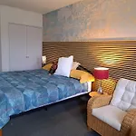 Brisbane 1960S Pool House - Hosted Bed And Breakfast