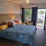 Brisbane 1960S Pool House - Hosted Bed And Breakfast