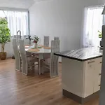 Hot Tub, Ice Bath, Gym, Sauna, Pool Table Coorparoo Haven