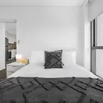 Cosy 1-Bed With 41St Floor City Views, Pool & Gym
