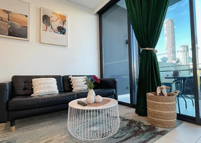 Lovely 2 Beds Apt With City View At South Brisbane