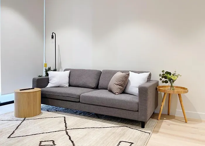 New Apartment Close To Westfield And Hospital