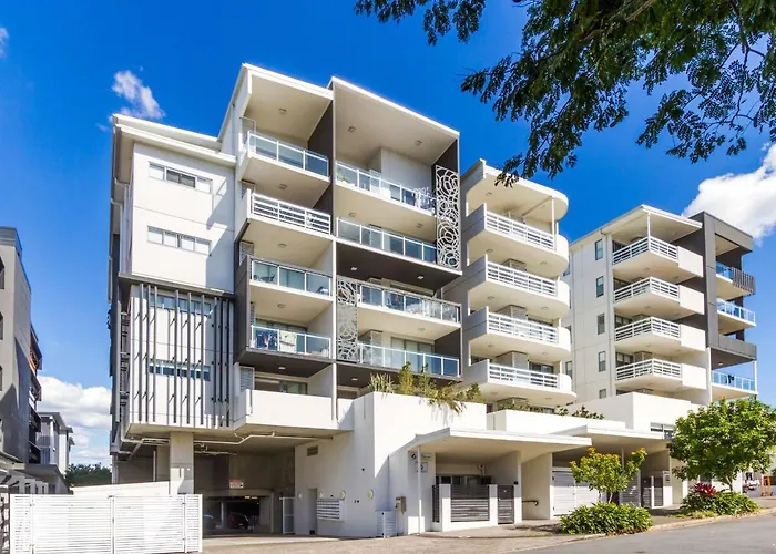 Luxurious 3Bdr Townhouse In Great Location