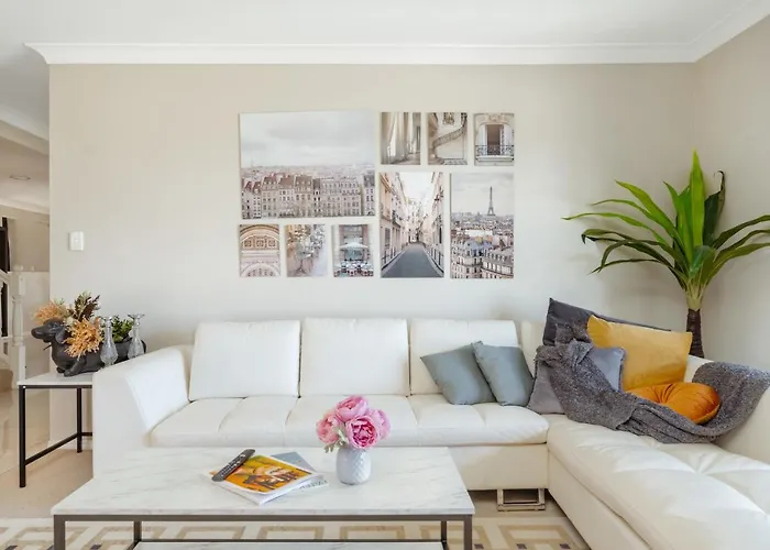 Spacious Newly Redecorated 5Bd Family Home