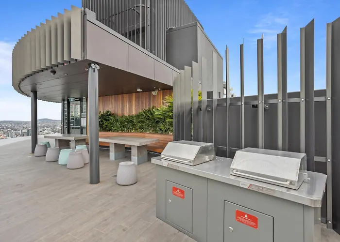Cosy 1-Bed With River Views Pool Gym & Bbq