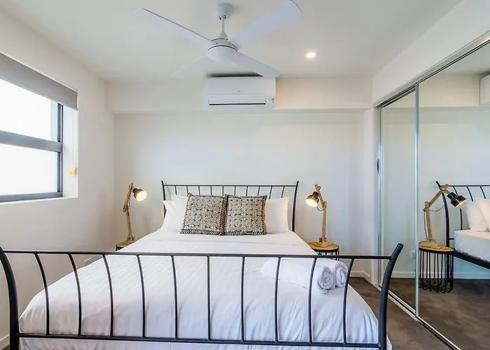 Slick 1 Bedroom + Carpark Apartment - Walk To City