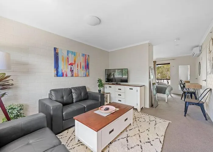 Hidden Away In New Farm ~ 1 Bed/1 Bath/1 Car