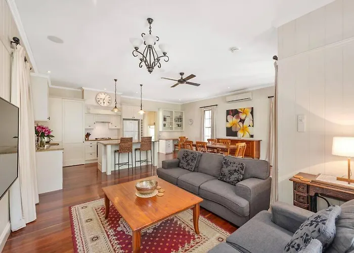 The Family Getaway ~ 3 Bed/2 Bath/1Car ~ Wooloowin