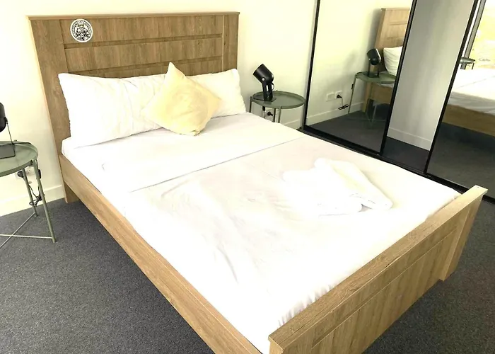 Kozyguru Fortitude Valley High Level 2 Bed Apt + Free Parking Qfv179-2612