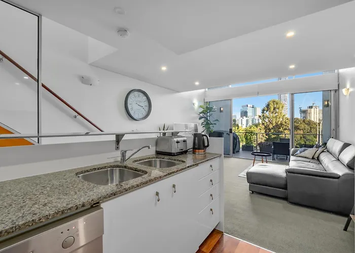 Entire 2 Bedroom Penthouse With Carpark